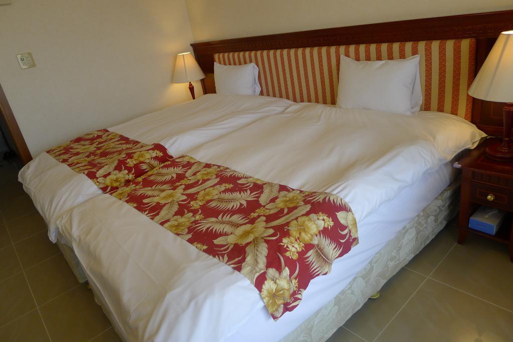 Seaside Hotel The Beach Chatan Phòng bức ảnh